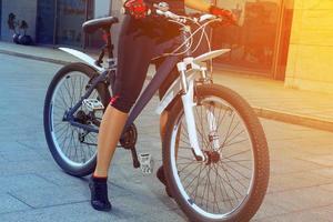 fechar foto de belas pernas femininas com bicicleta