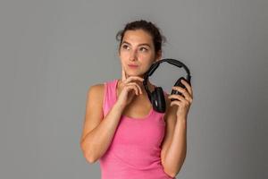 menina com fones de ouvido no estúdio foto