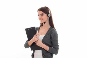 garota de escritório de chamada de beleza jovem com fones de ouvido e tablet isolado no fundo branco no estúdio foto