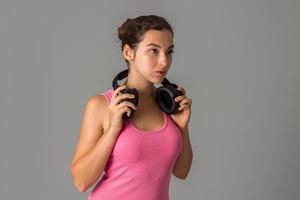 menina com fones de ouvido no estúdio foto