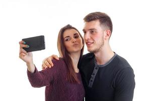 jovem casal gay faz selfie em estúdio foto