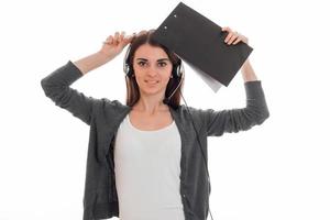 jovem bonita mulher de negócios com fone de ouvido e microfone de uniforme isolado no fundo branco foto