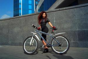 mulher esportiva com cabelo ruivo cacheado em bicicleta foto