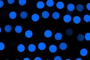 bokeh azul escuro abstrato sem foco em fundo preto. desfocado e desfocado muitas luzes redondas foto