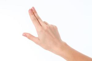 mão feminina mostrando o gesto com três dedos retos isolados no fundo branco foto