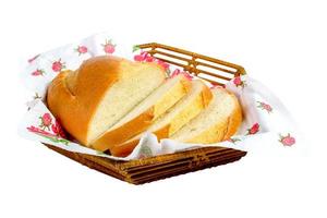 pão fatiado em um fundo branco foto