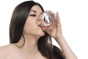 mulher bebendo água. isolado no fundo branco foto