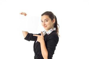 mulher de uniforme com cartaz branco nas mãos foto