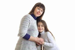 mãe alegre com abraços de filha na câmera foto