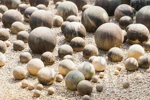 esfera de pedra no jardim foto