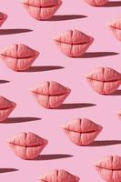 padrão de lábios cor de rosa em fundo rosa. fundo vertical do conceito criativo de beleza foto