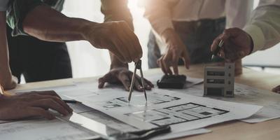 reunião de trabalho em equipe de engenharia, desenho trabalhando na reunião de projeto para o projeto que trabalha com o parceiro na construção de modelos e ferramentas de engenharia no local de trabalho, construção e conceito de estrutura. foto