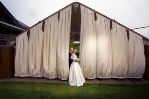 casamento de um jovem casal lindo foto