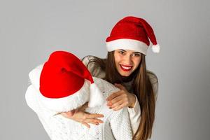 casal apaixonado comemora o natal com chapéu de papai noel foto