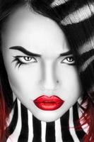 retrato preto e branco de mulher de beleza com lábios vermelhos foto