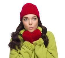 mulher fria de raça mista usando luvas e chapéu de inverno foto