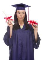 pós-graduação feminina com diploma e pilha de presente embrulhado centenas foto