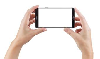 mãos femininas segurando um telefone inteligente com tela em branco no branco foto