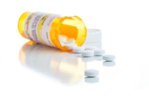 frasco de prescrição de medicamento não proprietário e comprimidos derramados isolados em branco foto