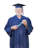 homem adulto sênior orgulhoso graduado em boné e vestido segurando diploma isolado em um fundo branco. foto