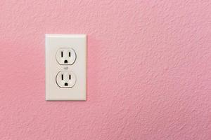 tomadas elétricas na parede rosa colorida foto