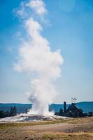 antigo gêiser fiel em erupção no parque nacional de yellowstone. foto