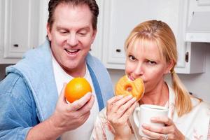 fruta ou rosquinha decisão de alimentação saudável foto