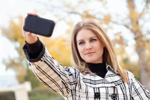 bela jovem tirando foto com a câmera do telefone