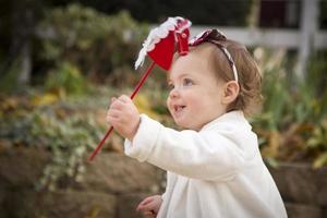 adorável menina brincando no parque foto