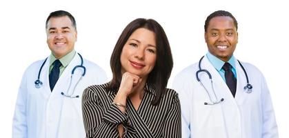 dois médicos de raça mista atrás de mulher hispânica em branco foto