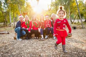 retrato de família multiétnica com tema de natal ao ar livre foto