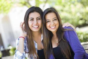 retrato de amigas adultas jovens de raça mista foto