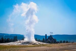 antigo gêiser fiel em erupção no parque nacional de yellowstone. foto