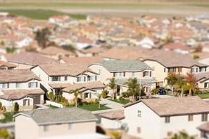 vista aérea do bairro povoado de casas com desfoque de mudança de inclinação foto