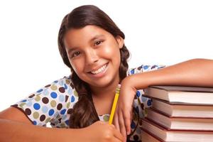 menina hispânica muito sorridente estudando foto