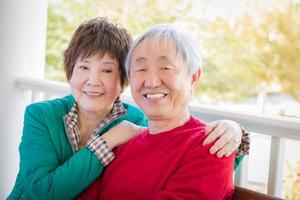 retrato de casal chinês adulto sênior feliz foto