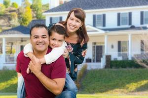 feliz retrato de família de raça mista na frente de sua casa foto