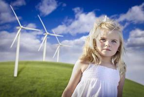 linda jovem e campo de turbina eólica foto