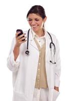 médica ou enfermeira étnica usando telefone celular foto
