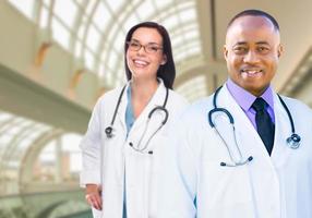 médicos caucasianos e afro-americanos femininos e masculinos no hospital foto