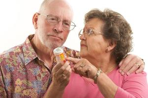 casal sênior com garrafa de prescrição foto