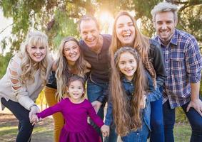 retrato de família multiétnica multigeracional ao ar livre. foto