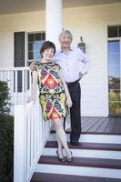 atraente casal chinês curtindo sua casa foto