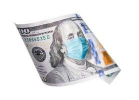 nota de cem dólares com máscara facial médica em benjamin franklin isolado no branco foto