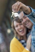 casal de raça mista segurando novas chaves de casa foto