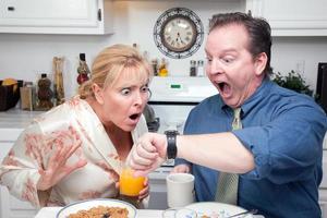 casal estressado na cozinha atrasado para o trabalho foto