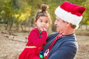 avô festivo e menina de raça mista ao ar livre foto