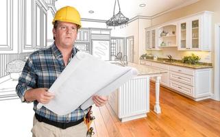 empreiteiro masculino com planos de casa usando capacete na frente da combinação de fotos de desenho de cozinha personalizada