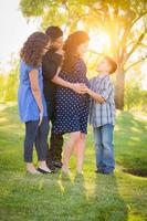 retrato de família grávida hispânica ao ar livre foto