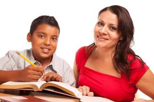 mãe hispânica atraente e filho estudando foto